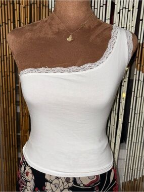 gaze White One-Shoulder Lace-Trim Tank